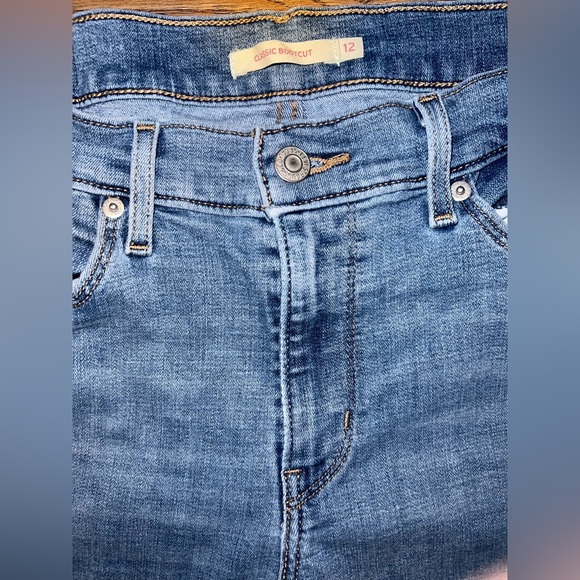 Levi’s Classic Bootcut Light Wash Denim Jean Size 12 32” Inseam - Picture 2 of 5